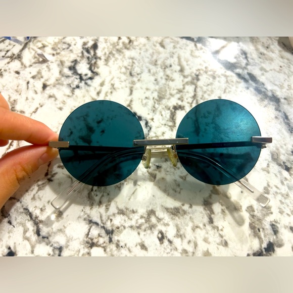 Branded sunglasses - Picture 2 of 3